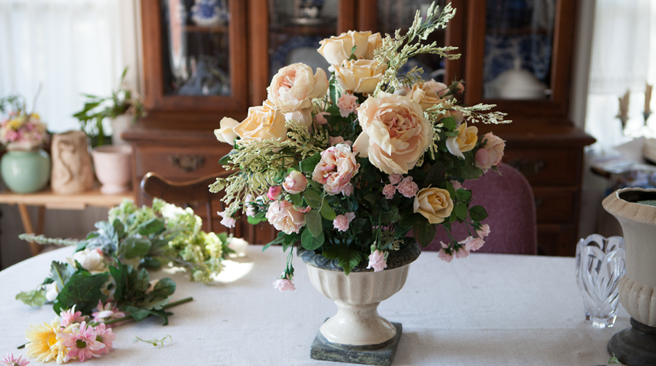 Learn How to Make a Stunning Flower Arrangement Like a Pro